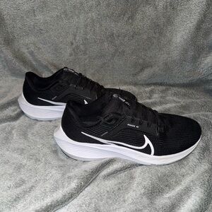 Nike Black and White air Zoom Pegasus